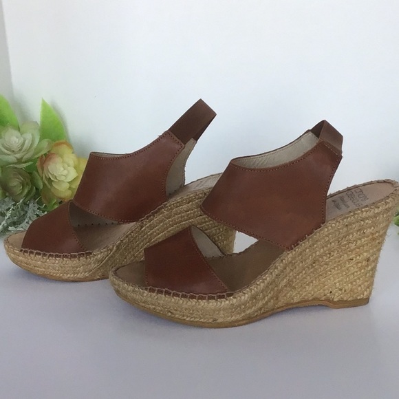Andre Assoue Reese Leather Wedge Sandal - Picture 3 of 6